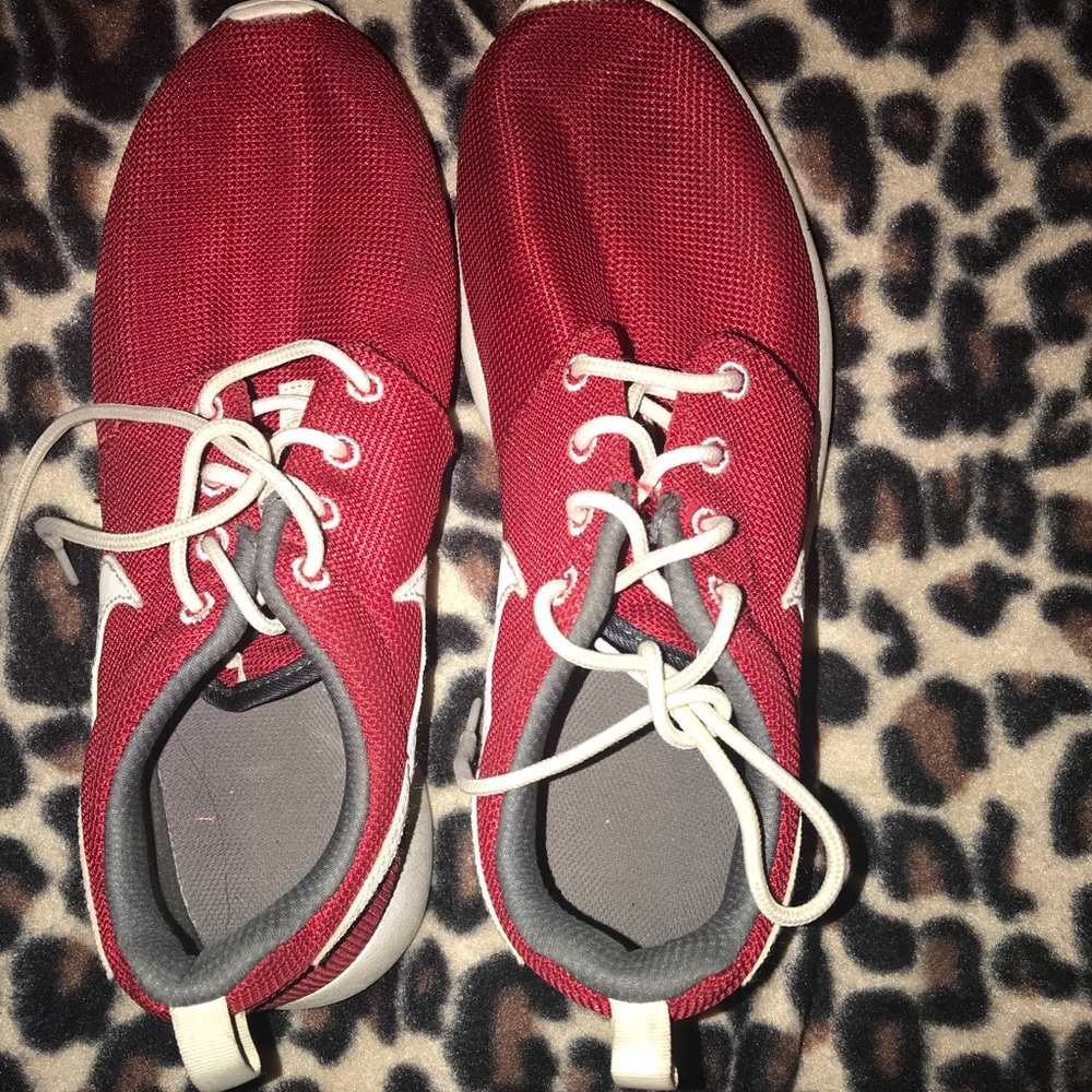 Red Nike roshes